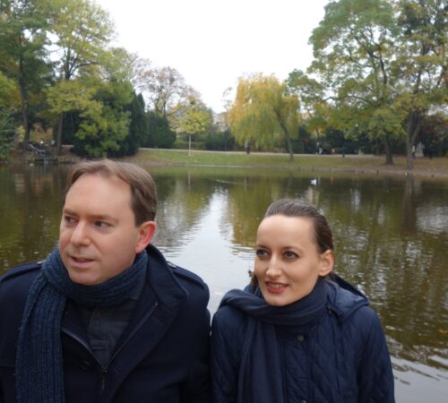 EMANUEL UND ELISABETH SCHULZ SITZEN AM TEICH: dIE Elemente WASSER UND ERDE SIND ZU SEHEN